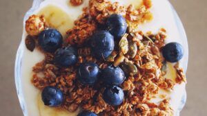 fiber-in-granola-and-berries-to-lose-belly-fat